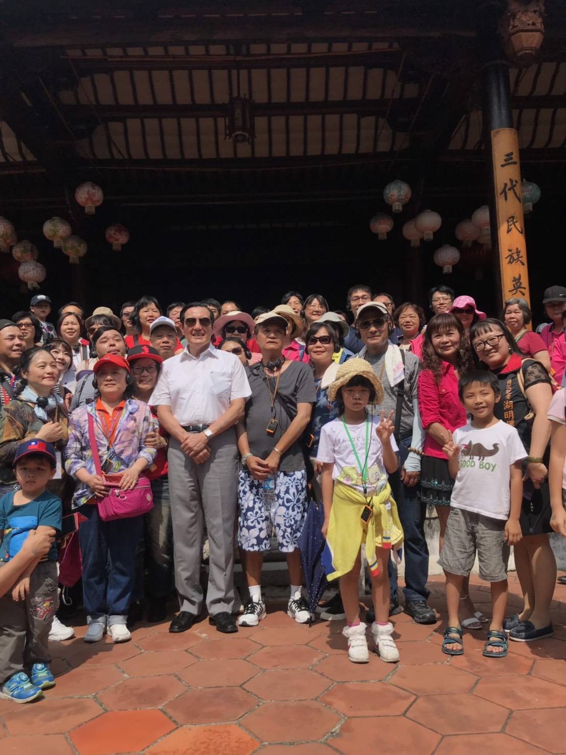 前總統馬英九參訪霧峰林家花園與遊客合影。(記者吳旻高/攝影)