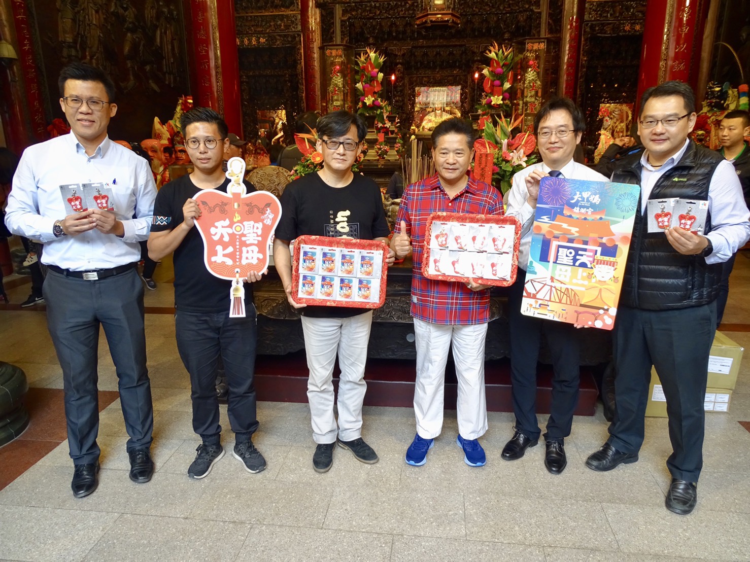 圖文：大甲媽祖遶境首發皮飾一卡通日月護佑保平安。（李益國提供）