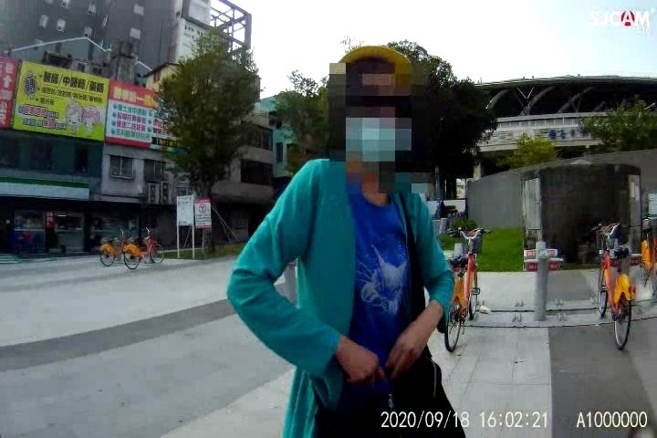 視障女隻身至車站搭車 暖警細心攙扶說分明