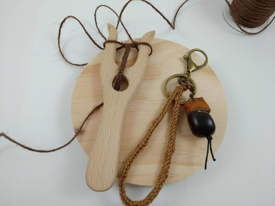 運用傳統器具，初學者也能嘗試的編織吊飾