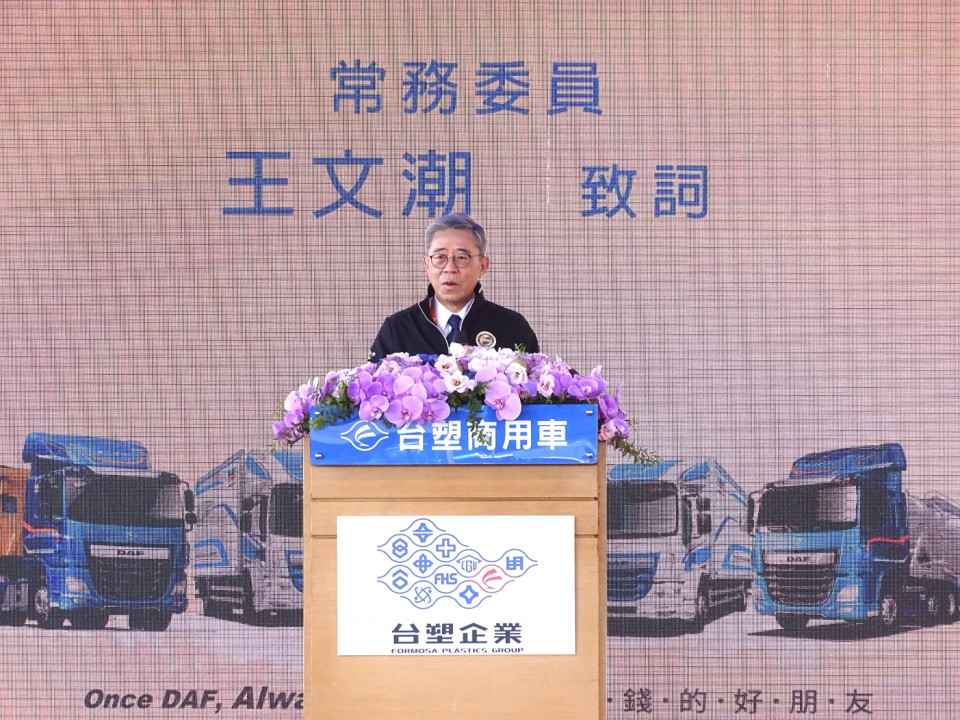 慶賀DAF商用車熱銷1萬台，台塑汽車舉辦擊冰儀式，台塑集團常務委員王文潮發下豪語迎接DAF6熱銷業績。