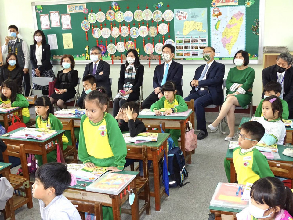 教育部政務次長 劉孟奇率領團隊考察莿桐國小英語教學為2030雙語國家鋪路 