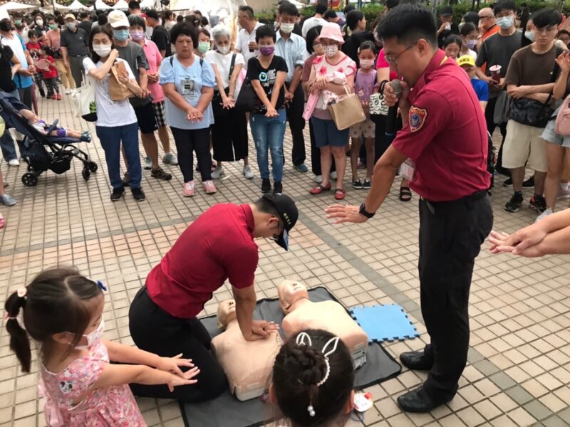 高市消防第一大隊於鹹酥雞嘉年華活動 宣導把「救命技巧」帶回家