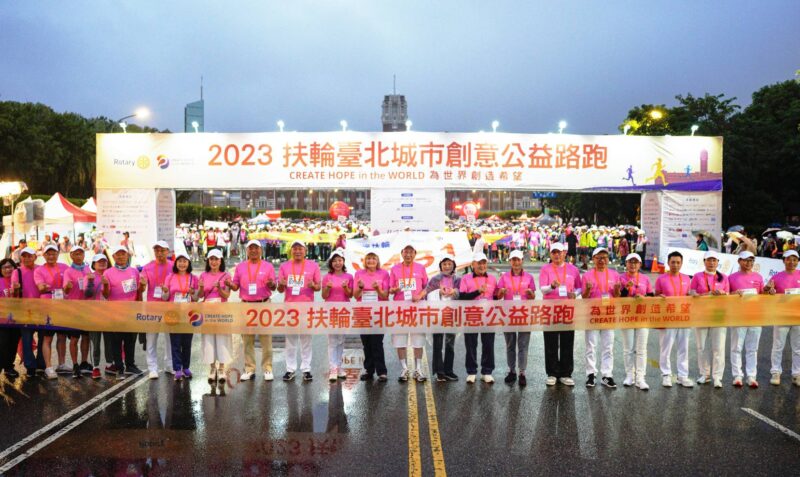 圖文：2026國際扶輪世界年會地主籌備委員會(HOC) 謝三連與六地區總監於起跑拱門前合影。