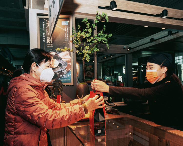 百年糕餅老店「陳允寶泉」以全新品牌形象樣貌進駐高鐵台中站，1月13日正式開幕迎賓。圖／陳允寶泉 提供