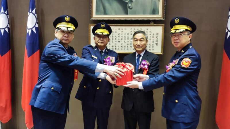 圖文：右一為新任保安警察大隊大隊長施永昭。