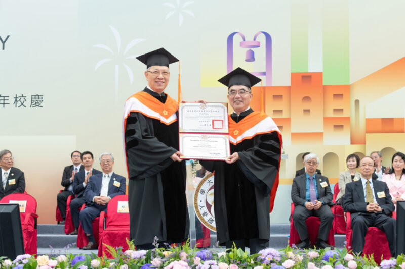 卓永財總裁(左)榮獲國立臺灣大學名譽工學博士