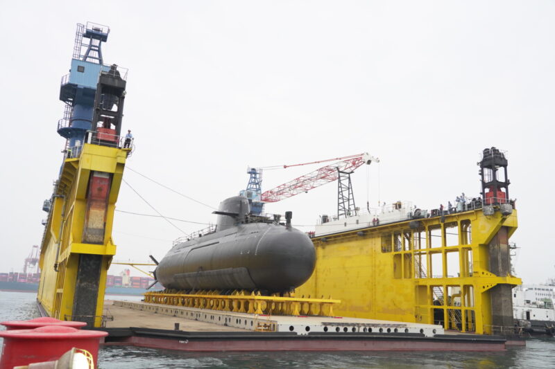 台船公司推進潛艦國造  成功完成海鯤軍艦的浮船測試