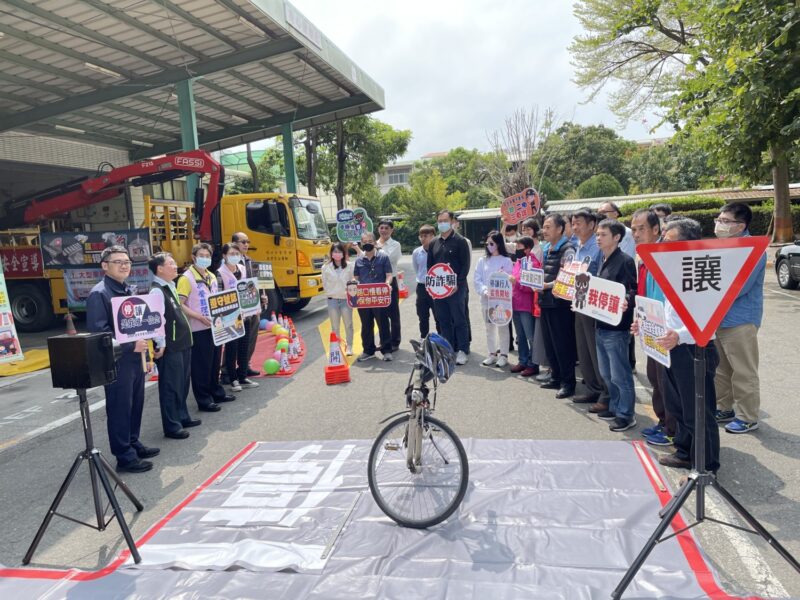 新營警辦理「非號誌化路口停讓」 「大型車視野死角」互動式交安宣導 News586