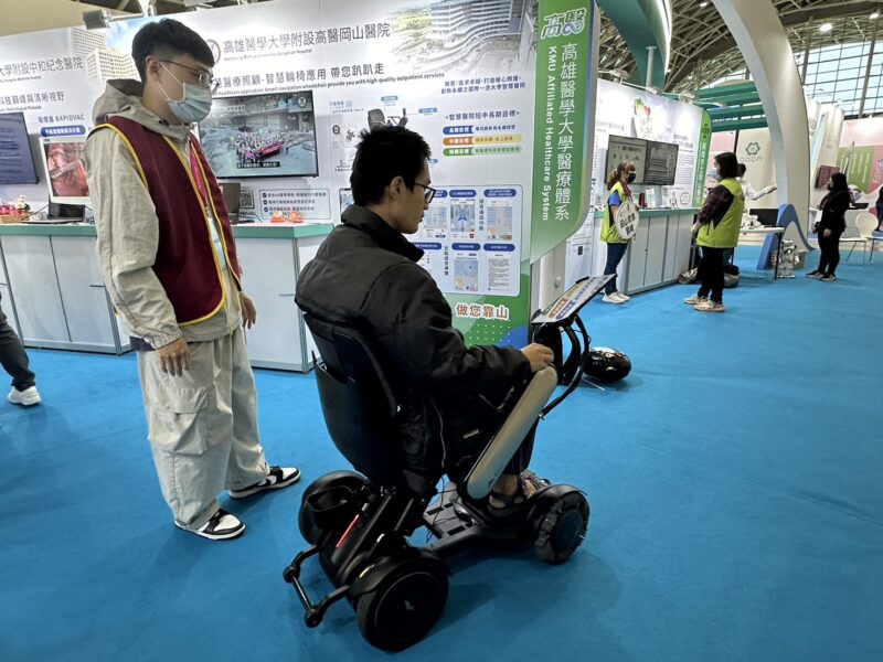 2024高雄智慧城市展    高醫岡山醫院引進AR實境導航智慧輪椅率先亮相
