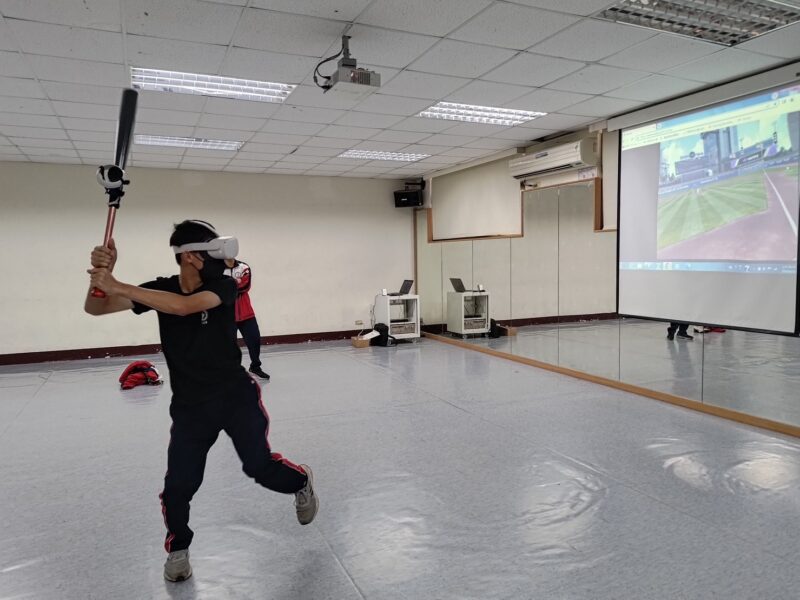 清華高中參訪明新科大　與棒球隊一起開箱頂級VR訓練工具