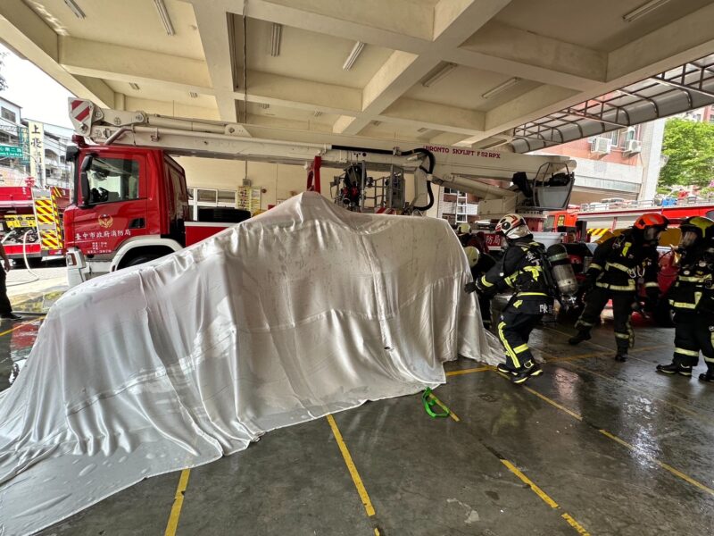 台中市消防局精進電動車搶救能力　提升消防員搶救過程安全