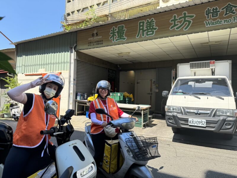 圖文：好牧人糧膳坊中秋節不停歇 志工送餐三百份給獨居老人。