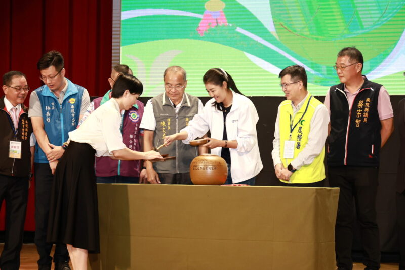 圖文：南投世界茶業博覽會盛大開幕 許淑華縣長邀民眾來南投喝茶買茶。