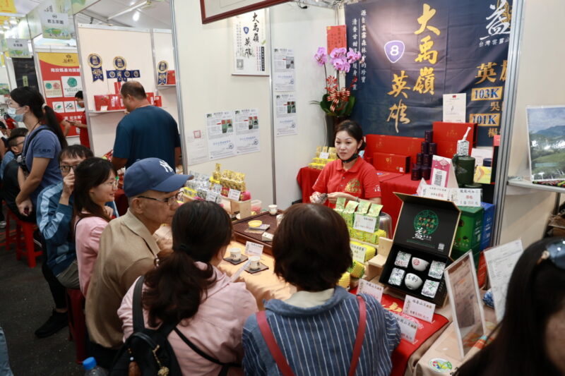 圖文：南投世界茶業博覽會盛大開幕 許淑華縣長邀民眾來南投喝茶買茶。