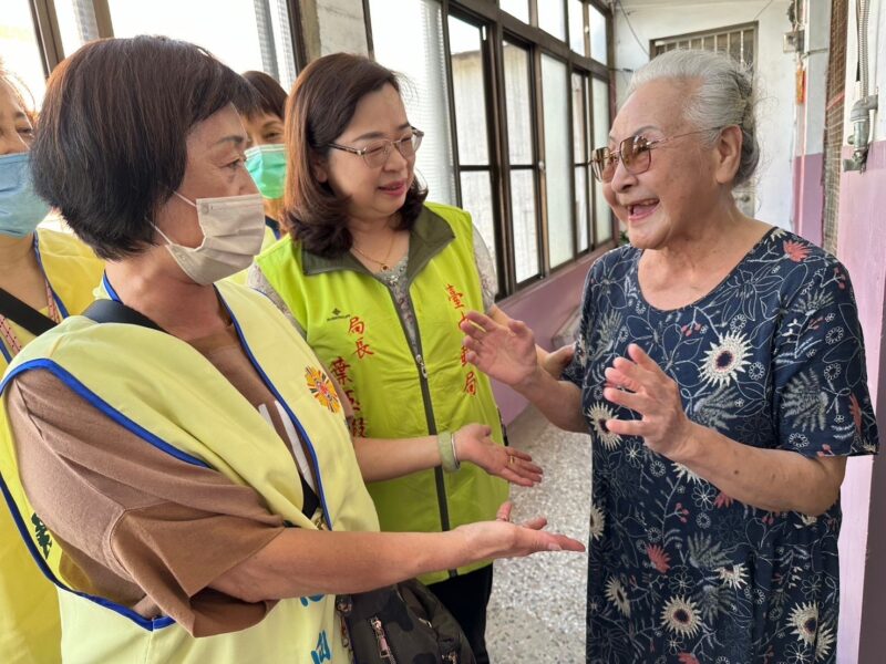 圖文：臺中郵局辦理榮民服務處「重陽九九 郵愛久久」關懷獨居長者公益活動。