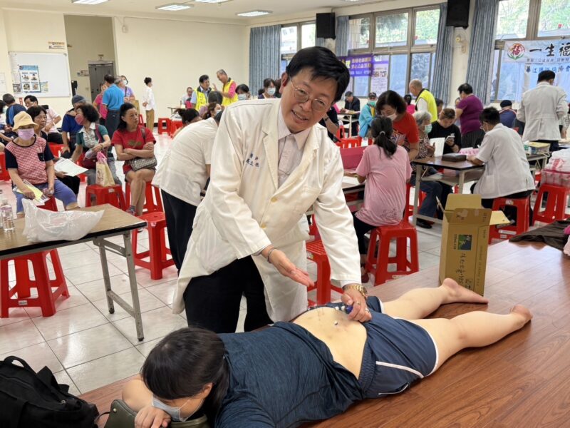 圖文：中華民國新聞記者協會 新北市中醫師公會服務里民 舉辦中醫義診 諮詢活動。