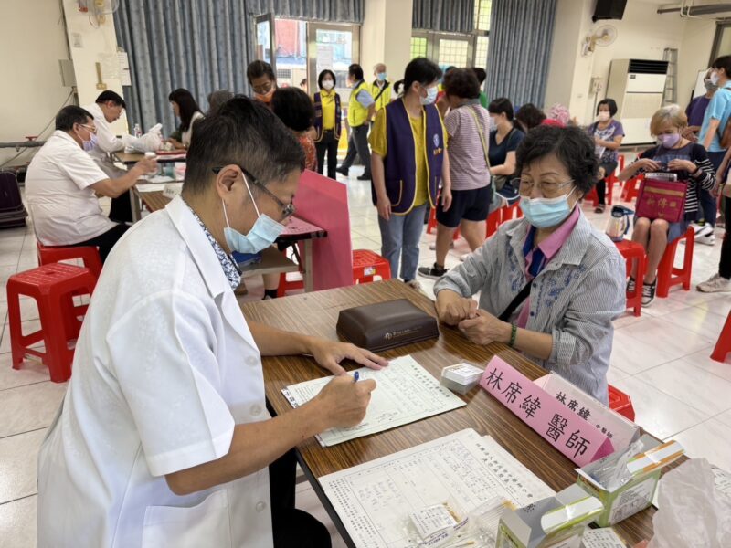 圖文：中華民國新聞記者協會 新北市中醫師公會服務里民 舉辦中醫義診 諮詢活動。