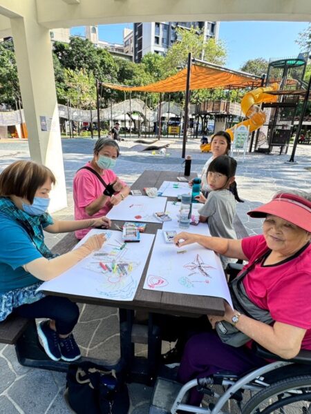 圖 老幼攜手探索社區文化-戶外實地寫生 記者 王偉翻攝