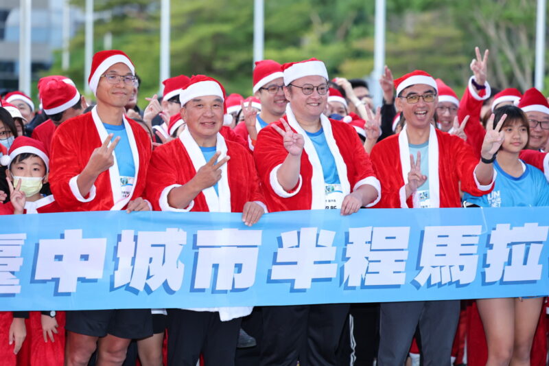 圖文： (聖誕變裝組)：，林正雄理事長、鄭照新副市長化身聖誕老人，與選手在賽道上共跑。