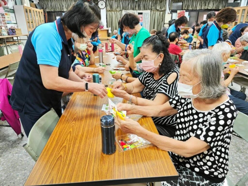 圖潭子東寶社區製作防蚊香包記者王偉翻攝