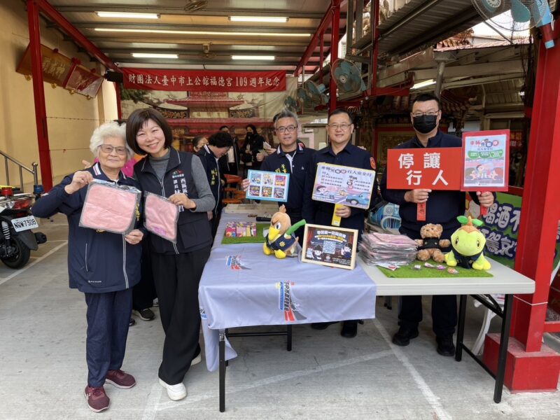 圖文：一分局退休警官揮毫送春聯 與土地公祈福交通順暢。