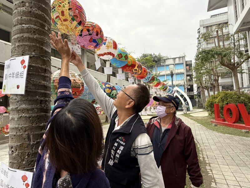 圖文：霧峰區祥蛇獻瑞造型燈籠競賽作品展繽紛登場 張慶庸區長邀您來走春賞燈。