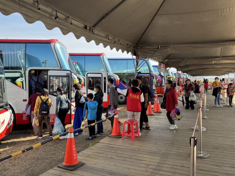 圖 市府於大型活動期間備妥接駁車-靈活調度讓人潮快速疏運 記者王偉翻攝