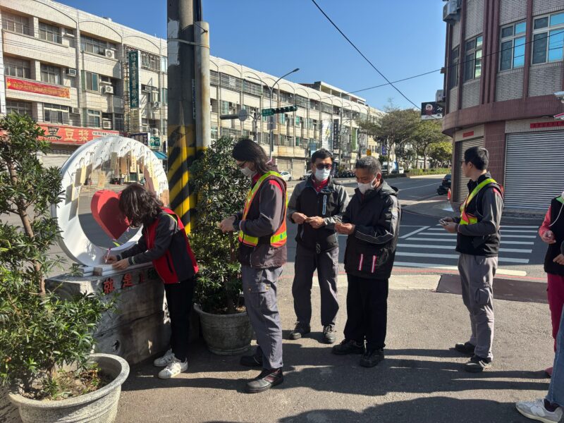 圖 沙鹿區清潔隊清潔人員於同心協力祈福站-寫下祈福卡許下新年新希望 記者王偉翻攝