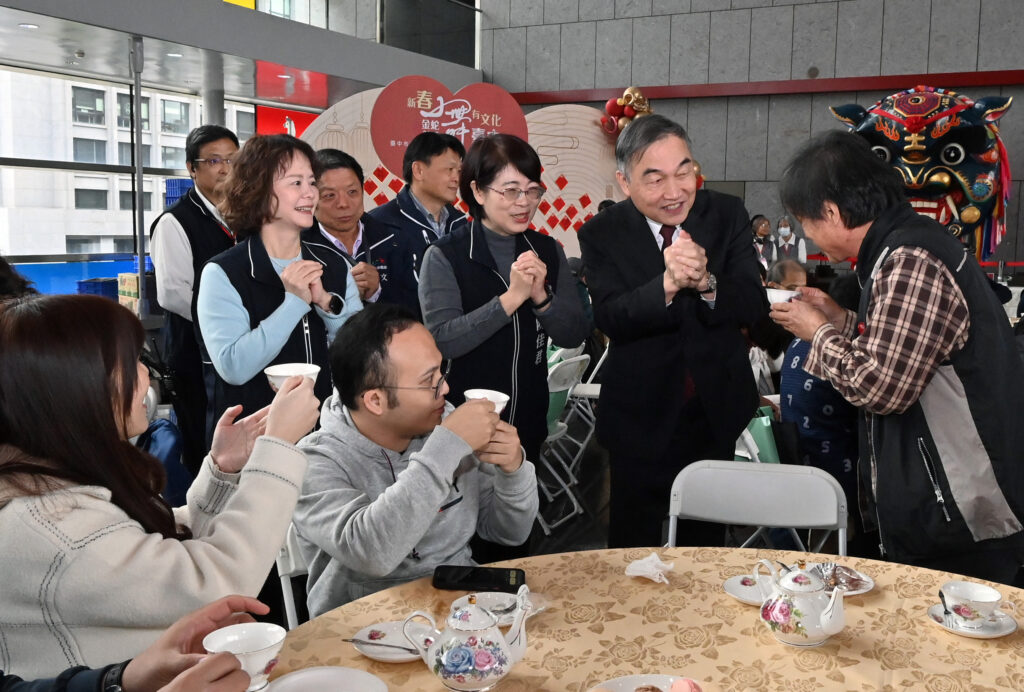 圖 黃副市長率領文化局團隊逐桌敬茶-氣氛熱鬧溫馨 記者王偉翻攝