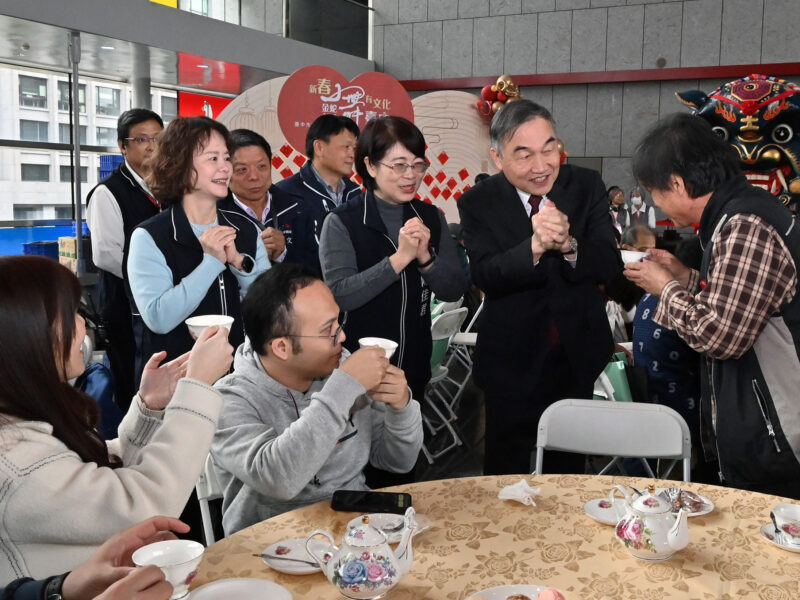 圖 黃副市長率領文化局團隊逐桌敬茶-氣氛熱鬧溫馨 記者王偉翻攝