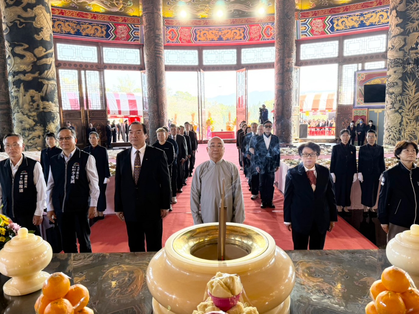 圖 初獻正獻官由寶光崇正精明寶宮領導前人鄭堯章-中-擔任與各界代表循古禮追思 記者王偉翻攝