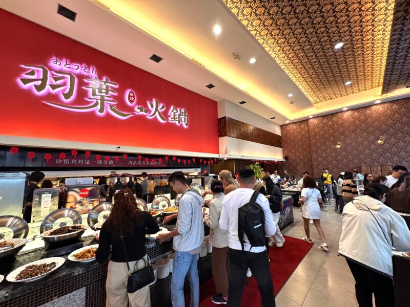 圖文:「羽葉麻辣火鍋-台中都會館」位於台中捷運南屯站附近,交通便利,並提供免費停車場,讓您無論開車或騎車都能輕鬆抵達。