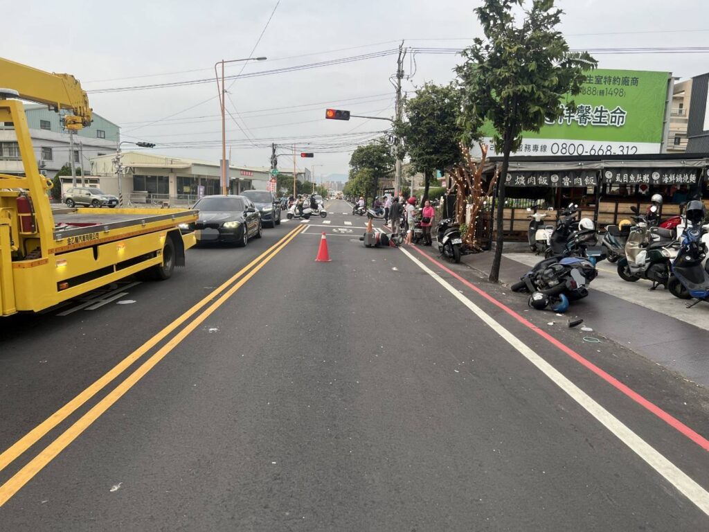 圖 行人違規穿越路口發生碰撞 記者王偉翻攝