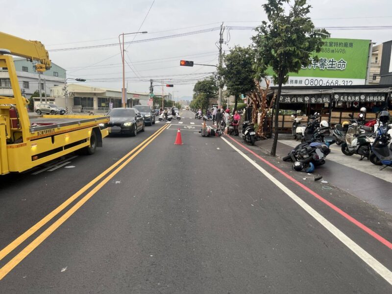 圖 行人違規穿越路口發生碰撞 記者王偉翻攝