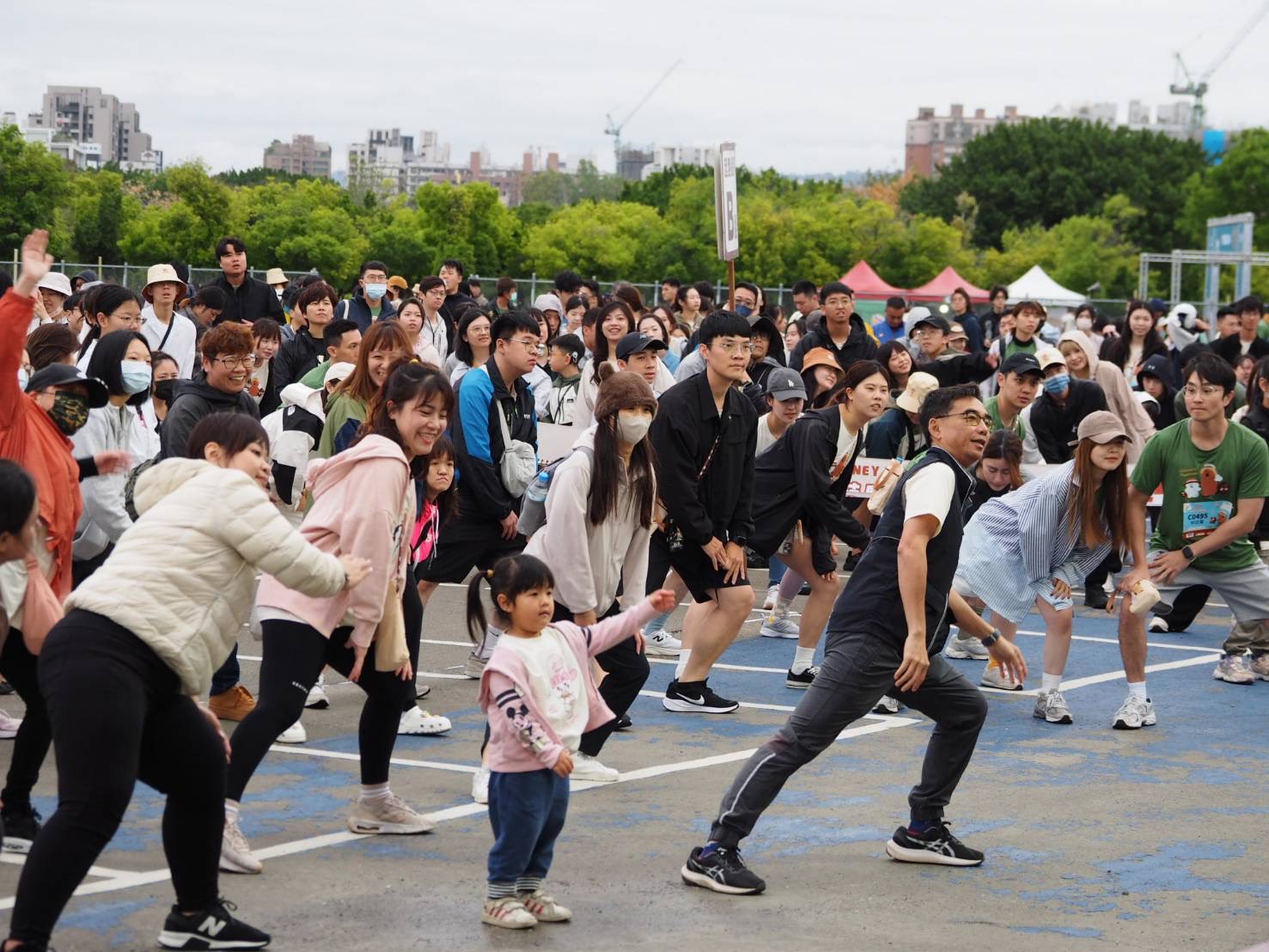 圖 運動局游局長與萬民跑友一起做賽前暖身操 記者王偉翻攝