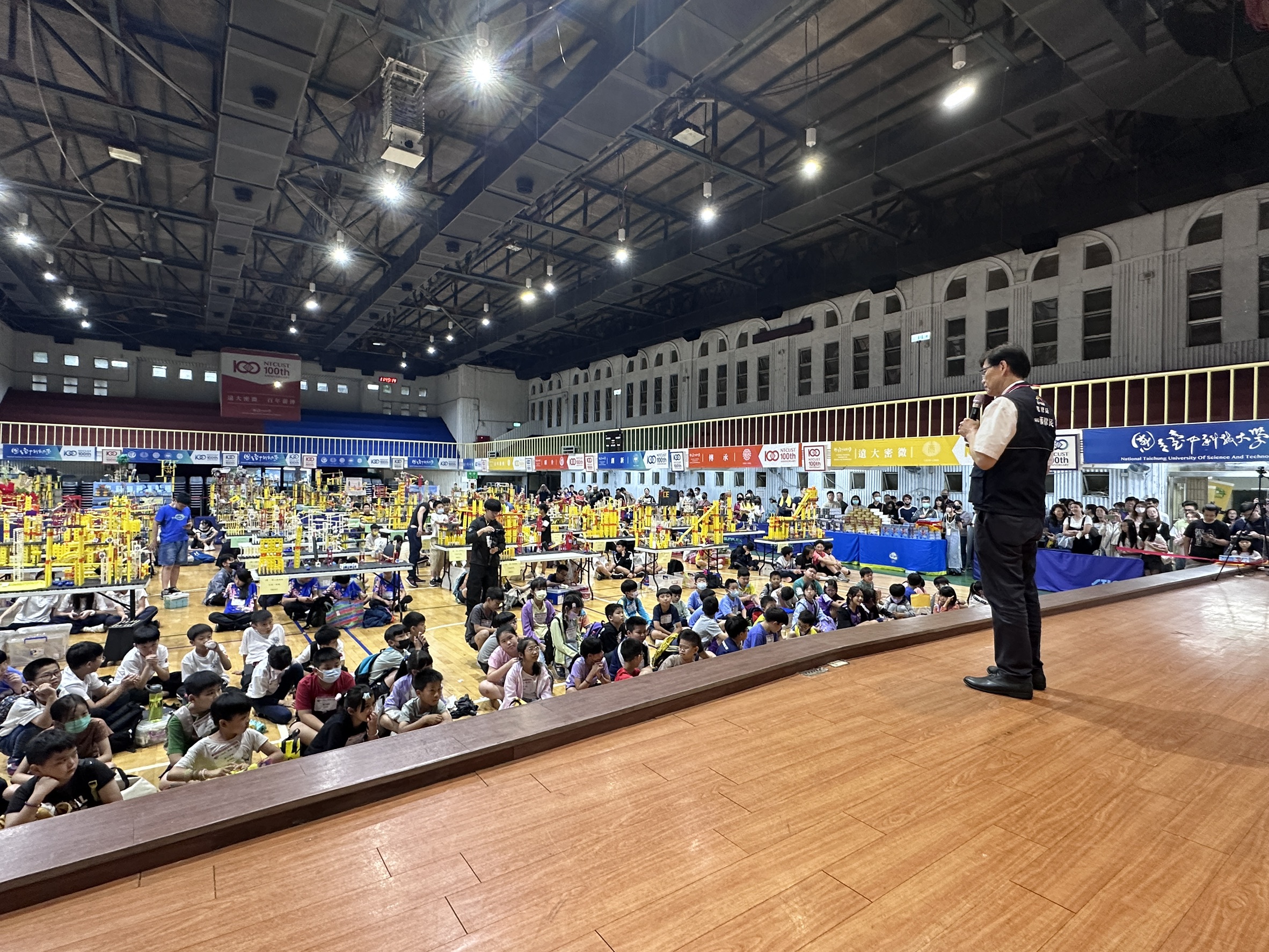 圖 在場親師生一起緊張的聆聽比賽結果 記者王偉翻攝