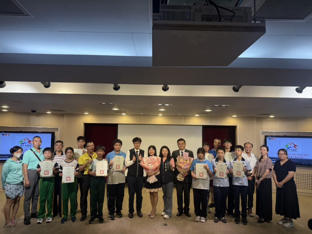 圖 得獎師生大合影 記者王偉翻攝