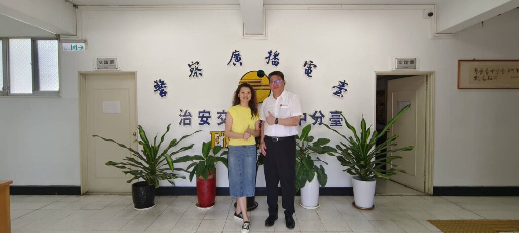 圖文:保安警察大隊長蔡期望警廣暢談保大勤、業務 空中講述防詐素材 提升全民防詐意識。