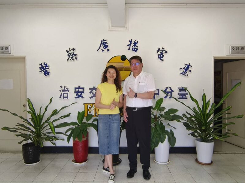 圖文:保安警察大隊長蔡期望警廣暢談保大勤、業務 空中講述防詐素材 提升全民防詐意識。