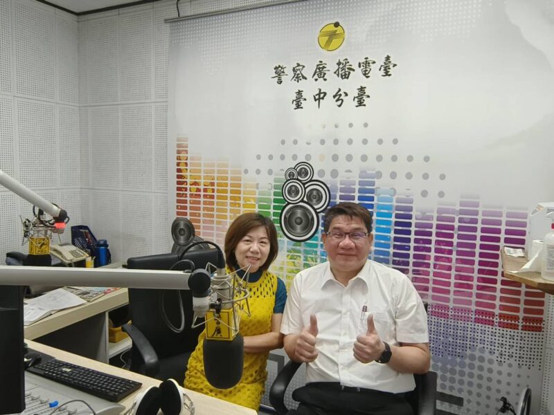 圖文:保安警察大隊長蔡期望警廣暢談保大勤、業務 空中講述防詐素材 提升全民防詐意識。