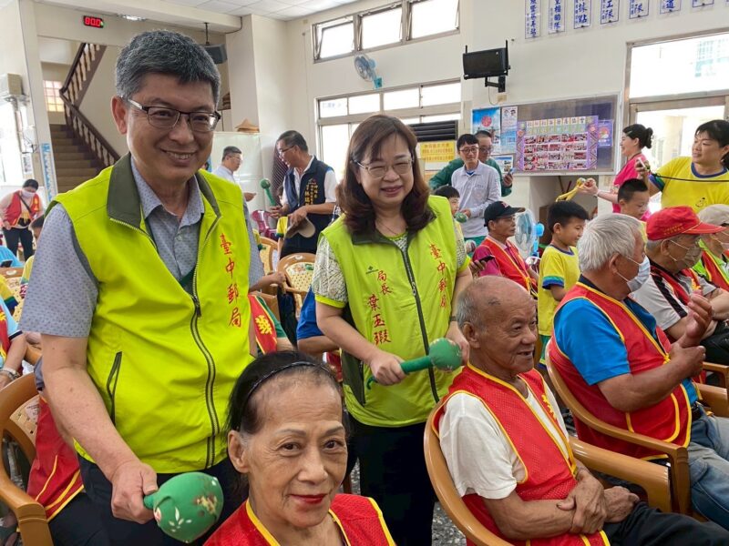 圖文:臺中郵局攜手台灣郵政協會舉辦華山神岡愛心天使站「520郵粽送愛 郵您有愛」關懷獨居長者公益活動。