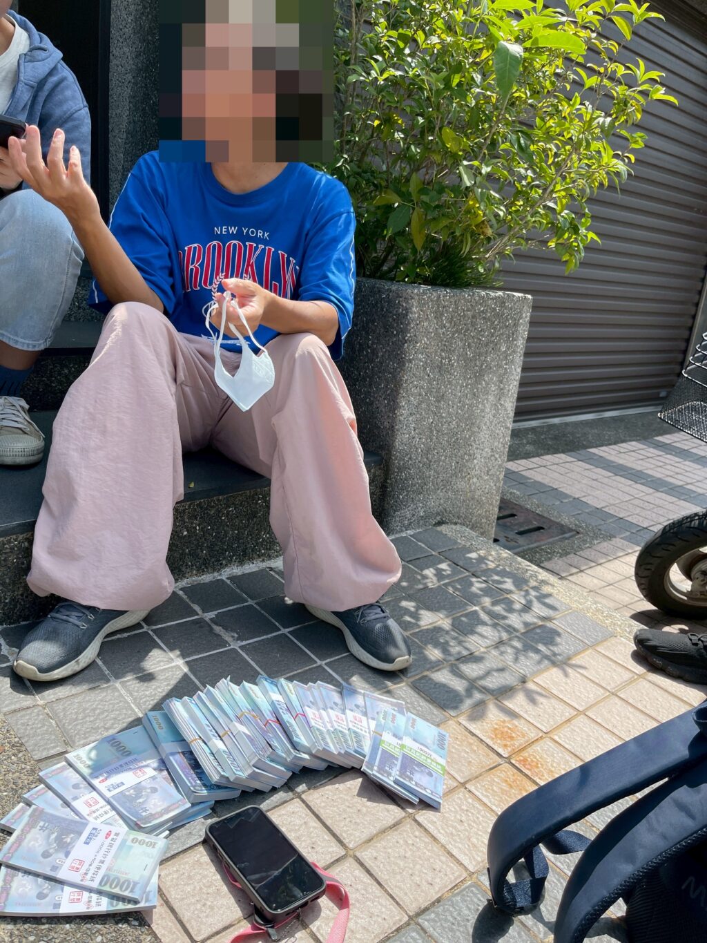 圖文:中警五分局逮獲誤入求職詐騙淪車手補教師被逮。