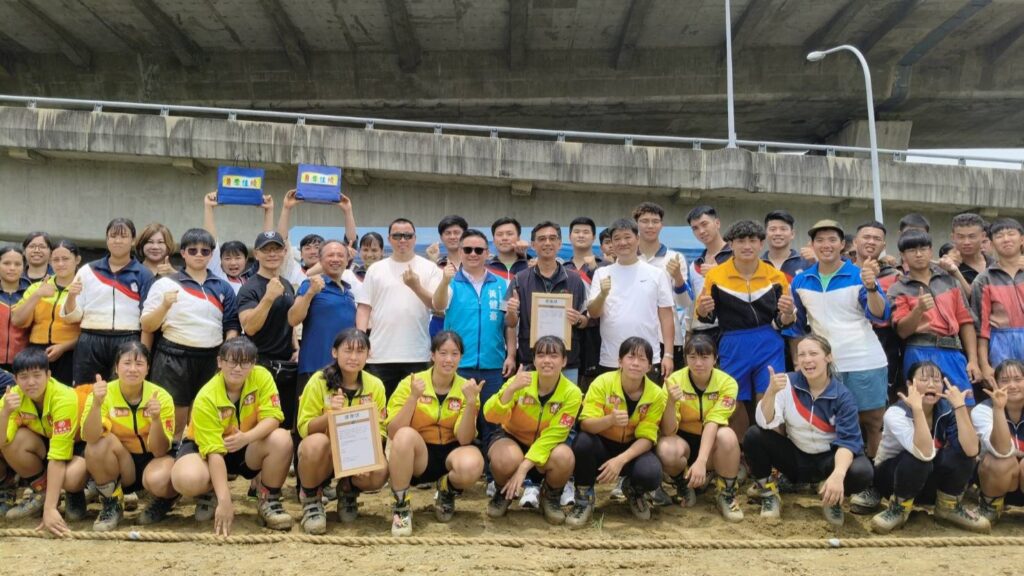 圖 為選手加油打氣 記者王偉翻攝