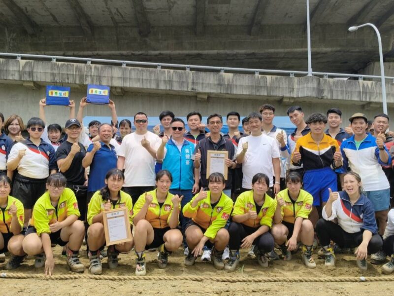 圖 為選手加油打氣 記者王偉翻攝