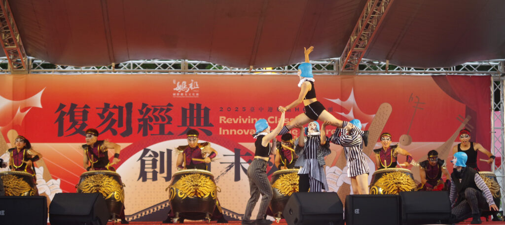 圖 九天民俗技藝團與創造焦點共同合演 記者王偉翻攝