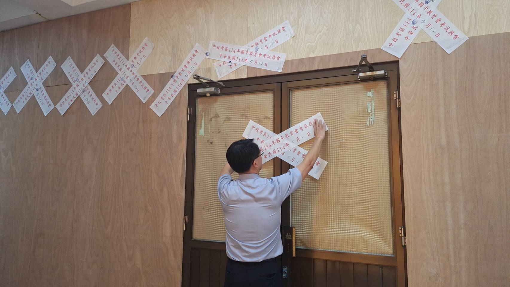 圖 投區試務會-卷務中心拆封準備領卷記者王偉翻攝
