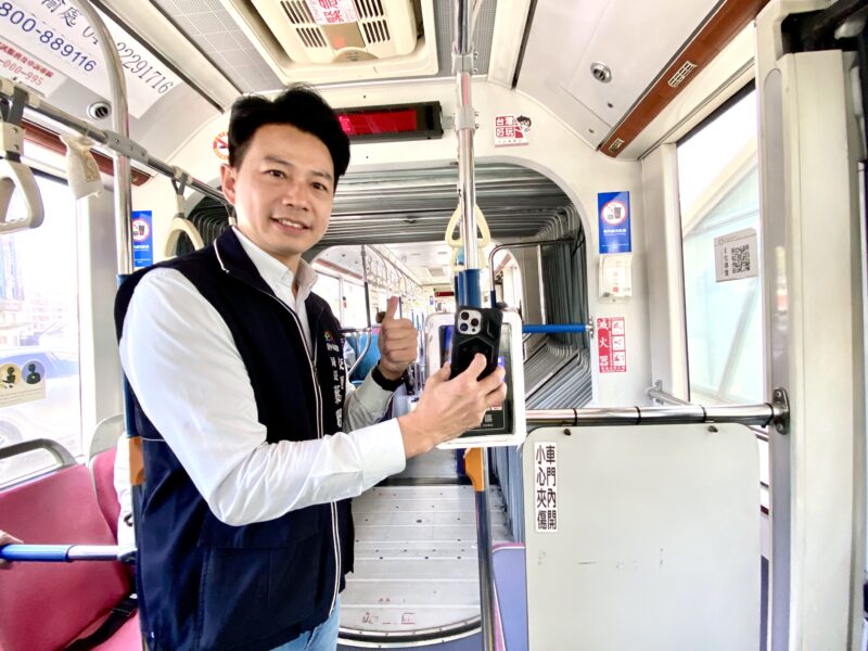 圖 台中市新啟用市民限定乘車碼-手機掃碼嗶一聲即能搭公車 記者王偉翻攝