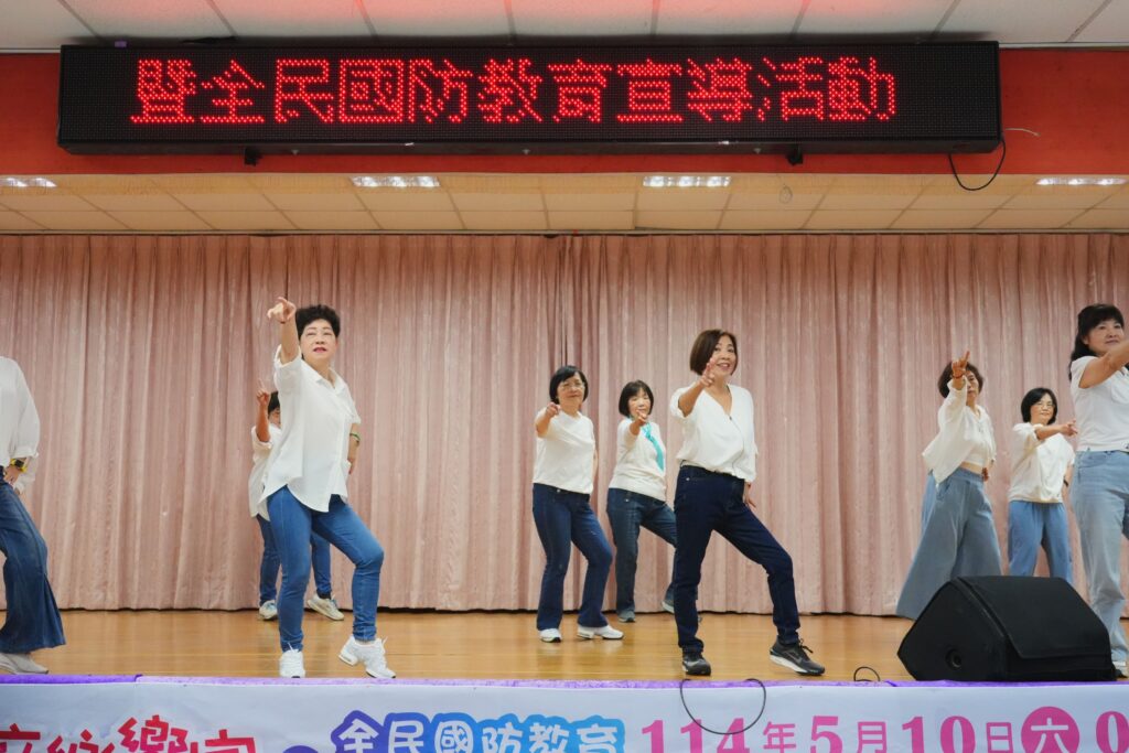 圖 尊巴有氧舞蹈團由豐榮里長林金玉領軍帶來活力舞蹈 記者王偉翻攝
