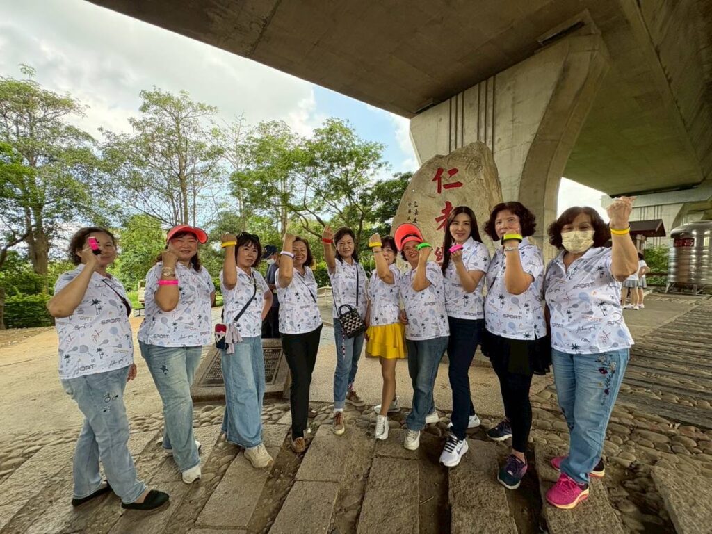 圖 led發光臂帶-鼓勵民眾外出時使用 記者王偉翻攝